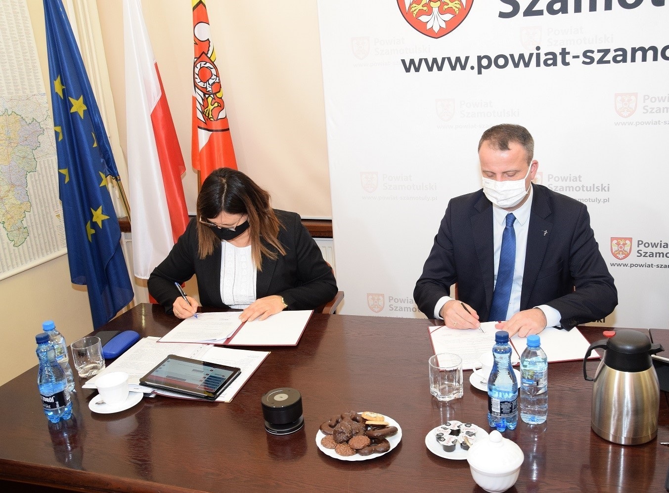 Wojewoda Wielkopolski i Starosta Szamotulski podpisujący umowę